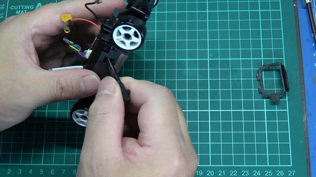 MA-020のモーターを押し出し穴を使って取り外す様子