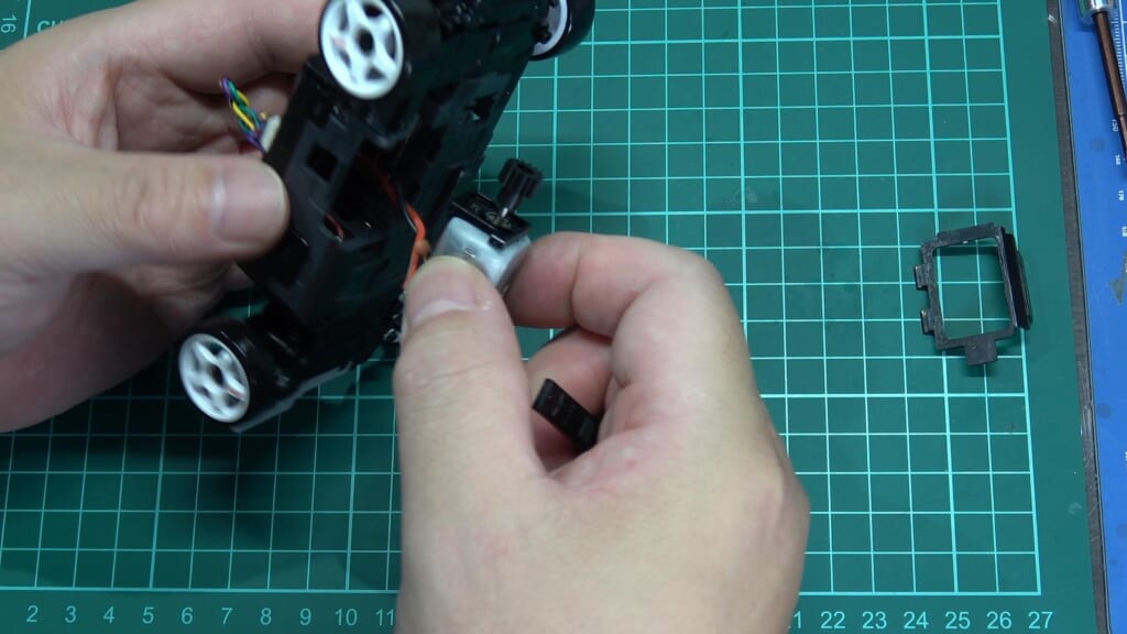 MA-020のモーター配線を切らないよう慎重に取り外す様子