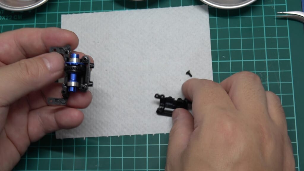 リジッドアクスルを取り付けている様子