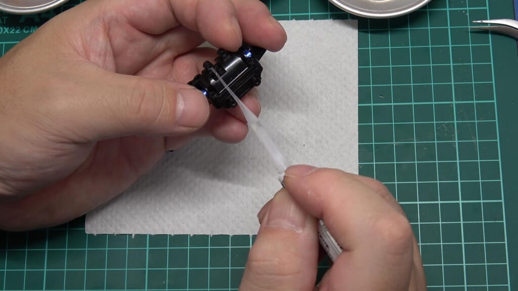 ネジの緩いパーツに瞬間接着剤で応急処置をする