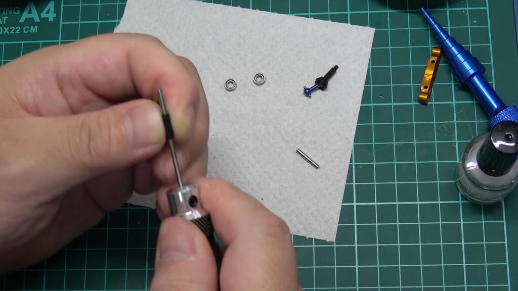 DWSのパーツを2mmリーマーでバリ取りする様子