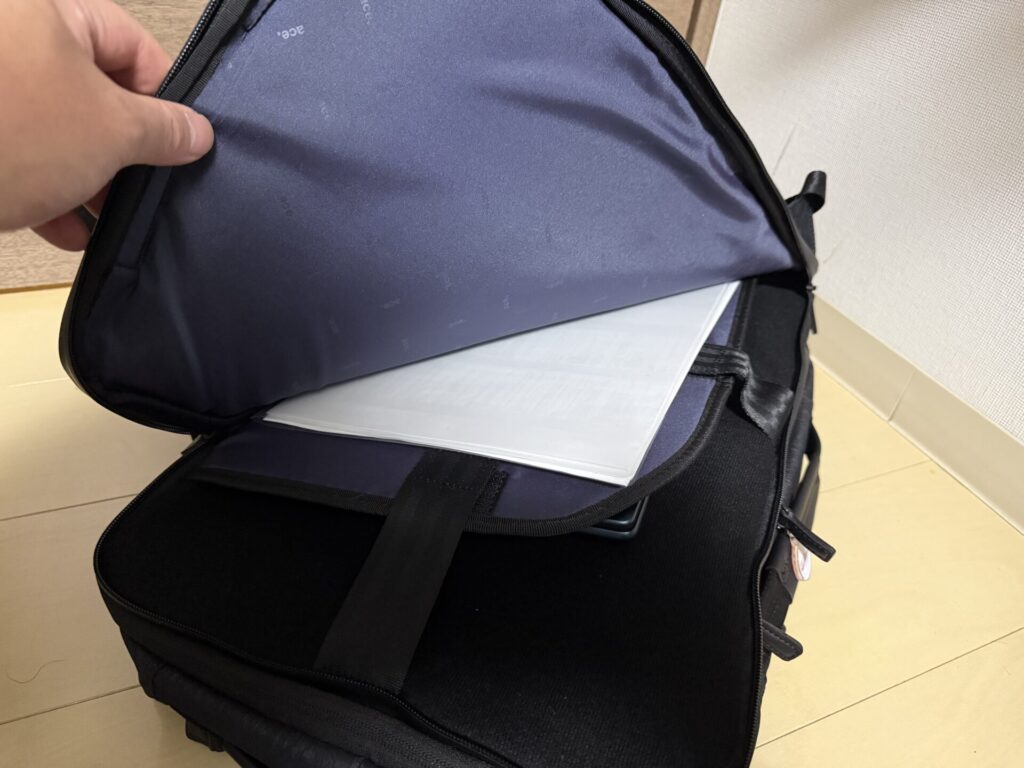 ガジェタブルヘザー2のPC収納部にPCを収納