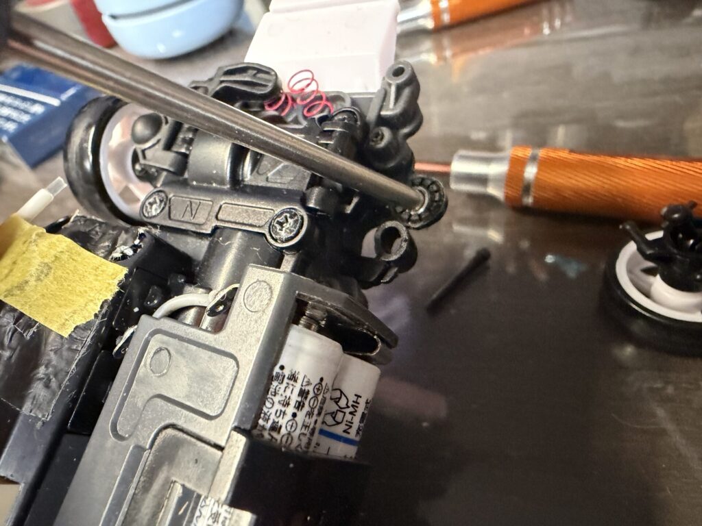 ミニッツ ボールエンドの穴を拡げている写真