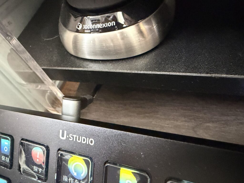 Ulanzi D200H L字USB Type-Cケーブルで接続した様子