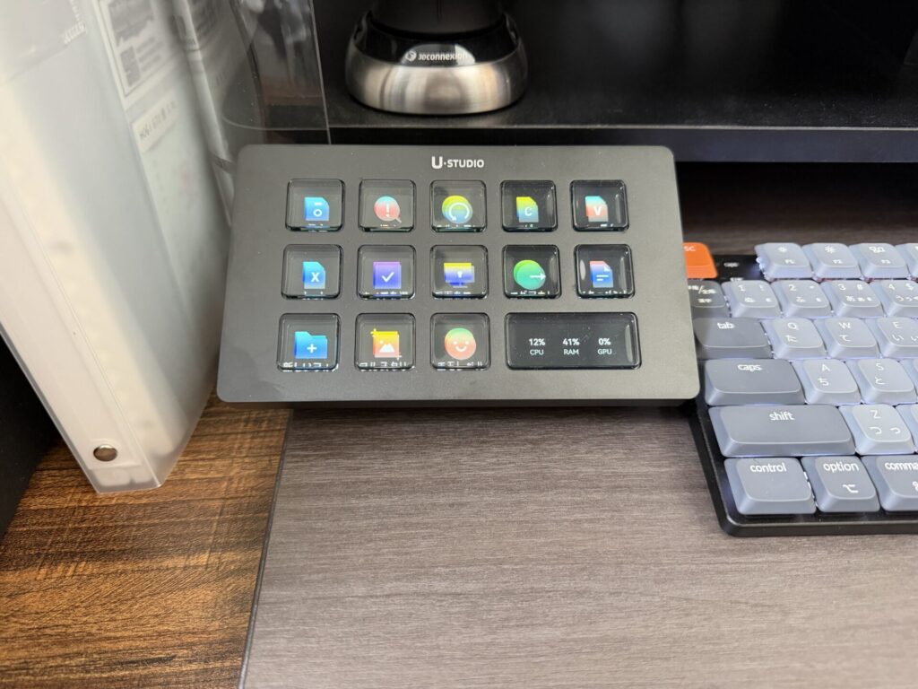 Ulanzi D200Hの10度の角度調整スタンドを付けた様子